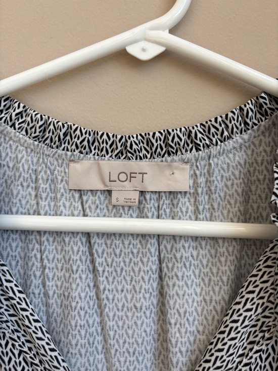 LOFT Black & White Sleeveless V-Neck Printed Blouse - Picture 2 of 5